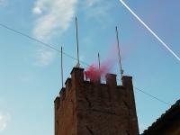 Un fumogeno rosso acceso per la pace sulla Torre Upezzinghi a Calcinaia