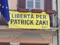"Liberta per Patrick Zaki" lo striscione esposto sul balcone del Comune di Calcinaia per chiedere la liberazione del giovane ricercatore